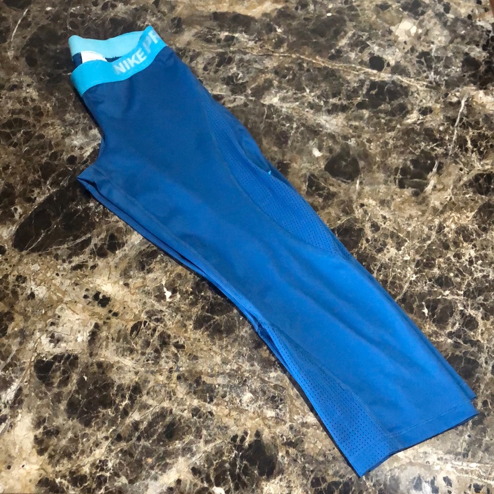 NIKE PRO Women’s Capris Legging. Size: S